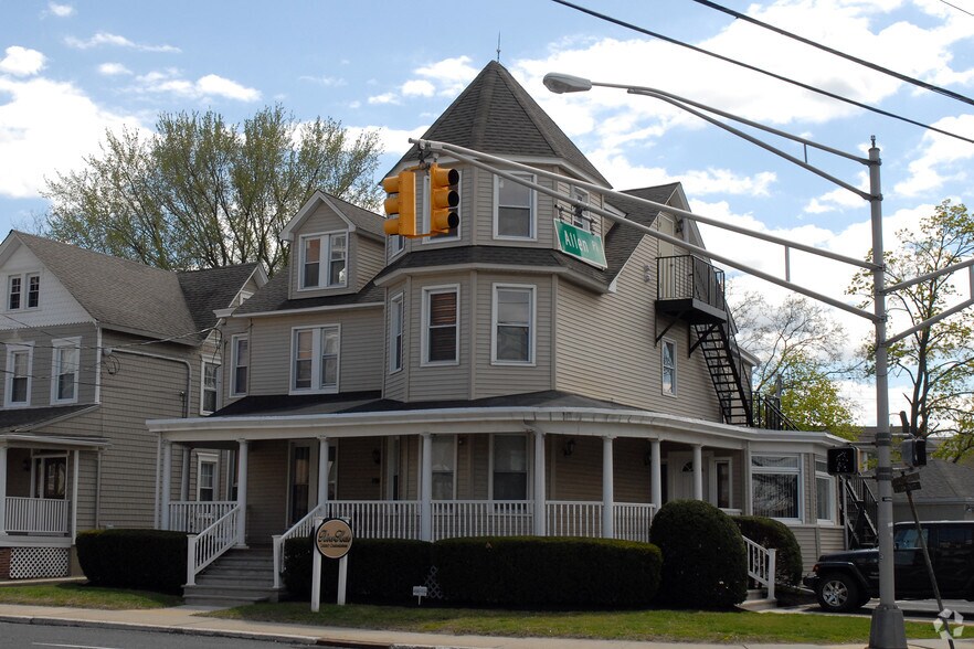 37-49 RIVERSIDE AVENUE portfolio of 4 properties for sale on LoopNet.com - Primary Photo - Image 2 of 3