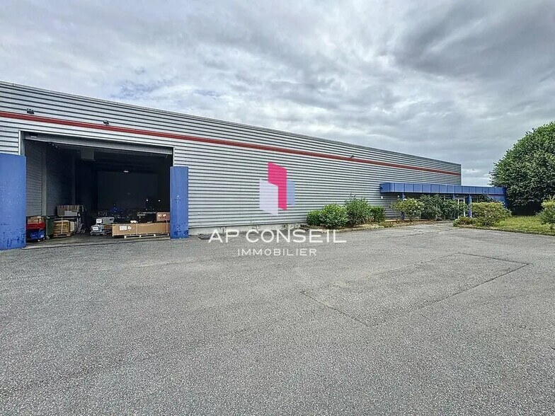 Office in Houdan for lease - Building Photo - Image 1 of 9