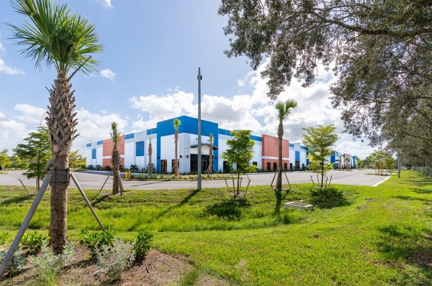 16091 Parallel, Fort Myers, FL for lease - Building Photo - Image 1 of 6