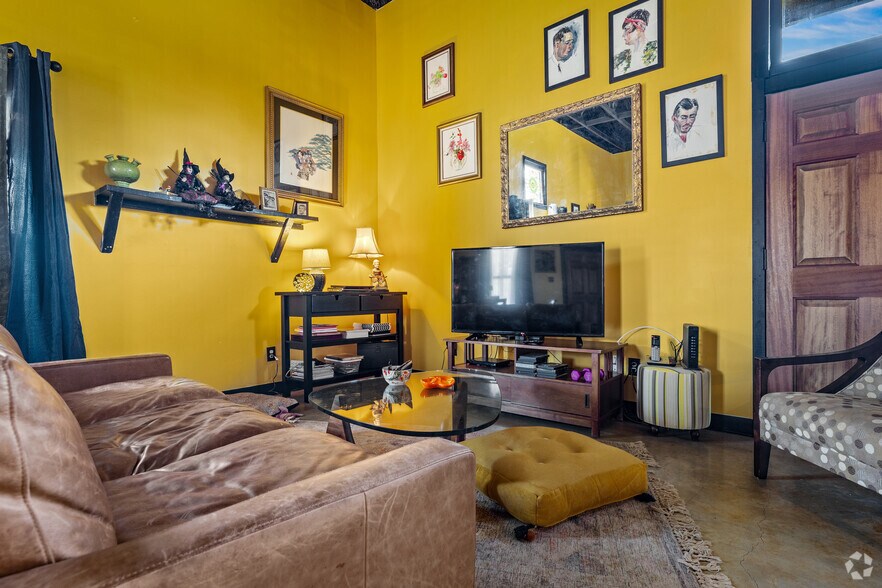 1720 Gruene Rd, New Braunfels, TX for sale - Interior Photo - Image 2 of 8