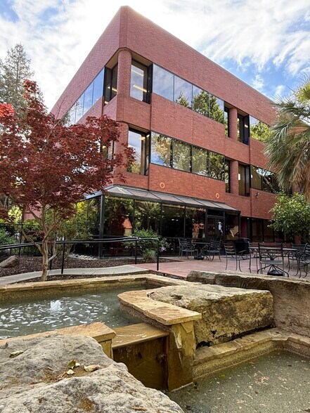 Hookston Square portfolio of 2 properties for sale on LoopNet.com - Primary Photo - Image 2 of 9