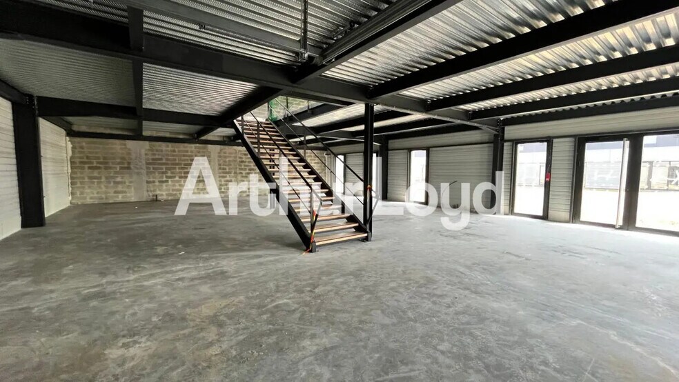 Office in Ifs for sale - Interior Photo - Image 2 of 4