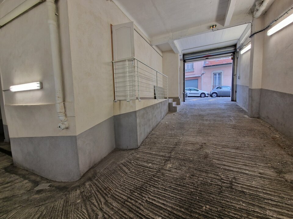 Industrial in Nice for lease Building Photo- Image 1 of 8