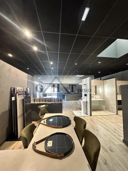 Retail in Servon for lease - Interior Photo - Image 2 of 5