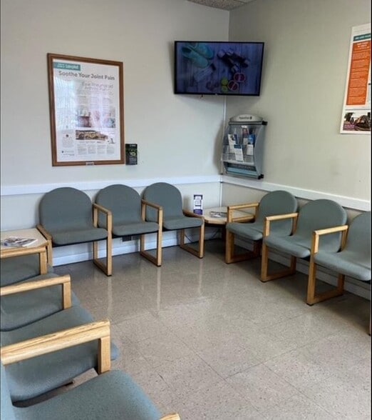 1050 Warwick Ave, Warwick, RI for lease - Interior Photo - Image 2 of 14