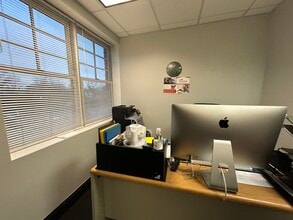 874 Green Bay Rd, Winnetka, IL for lease Interior Photo- Image 2 of 4