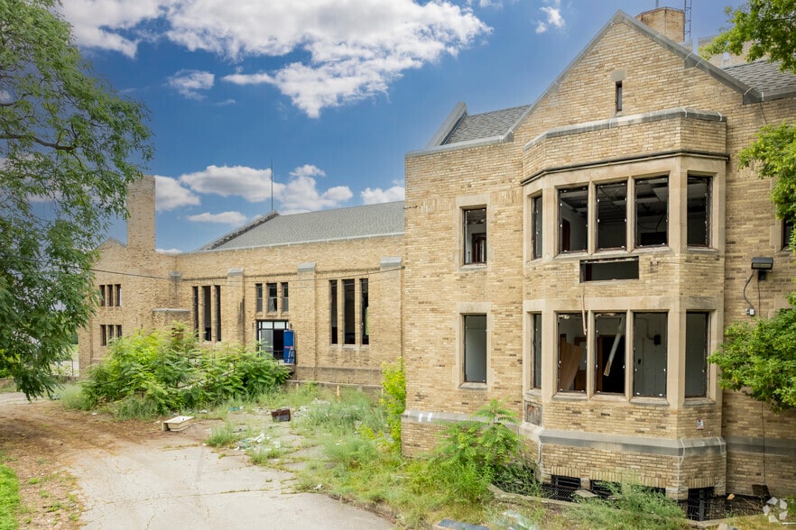 1101 Chavez Dr, Flint, MI for lease - Building Photo - Image 2 of 20