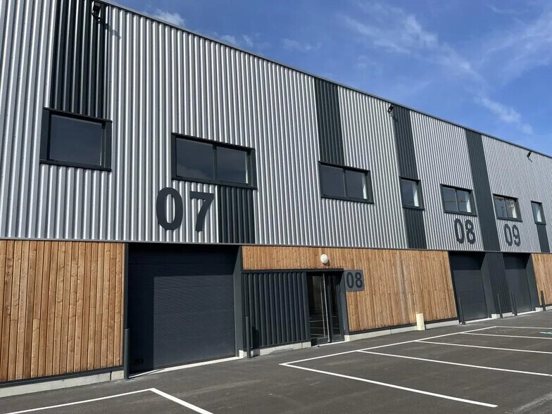 Flex in Wattrelos for lease - Building Photo - Image 3 of 5