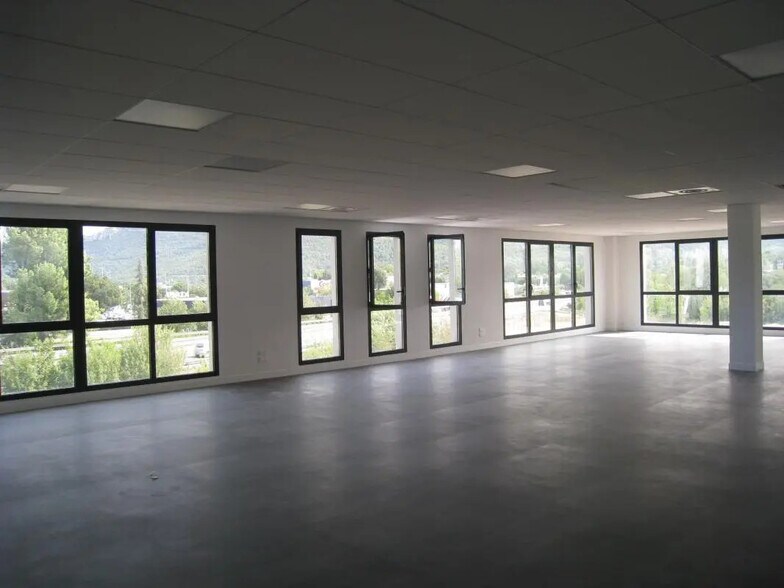Office in Aubagne for lease - Interior Photo - Image 1 of 6