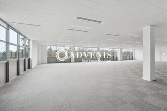 Flex in Guyancourt for lease Building Photo- Image 1 of 6