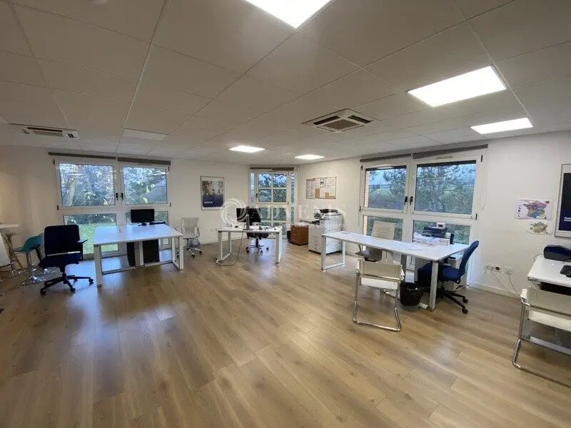 Office in Montigny-le-Bretonneux for lease Interior Photo- Image 1 of 5