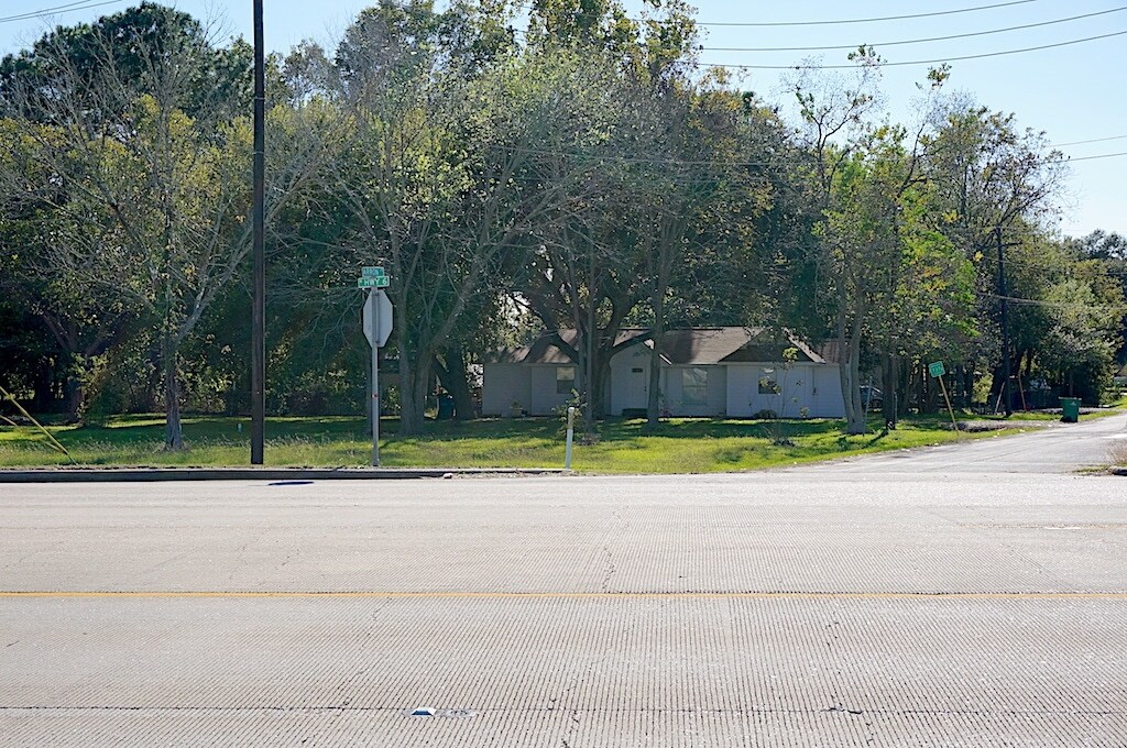 109 Aaron Rd, Alvin, TX for sale Primary Photo- Image 1 of 1