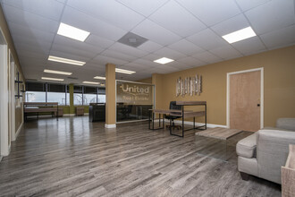 8320 N Oak Tfwy, Kansas City, MO for lease Interior Photo- Image 2 of 13