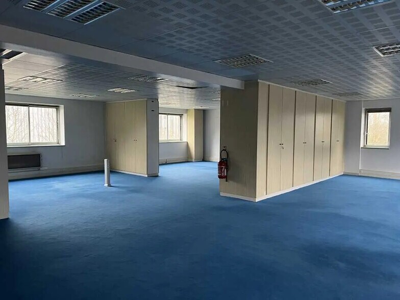 6 Square Isaac Newton, Montigny-le-Bretonneux for sale - Interior Photo - Image 3 of 6