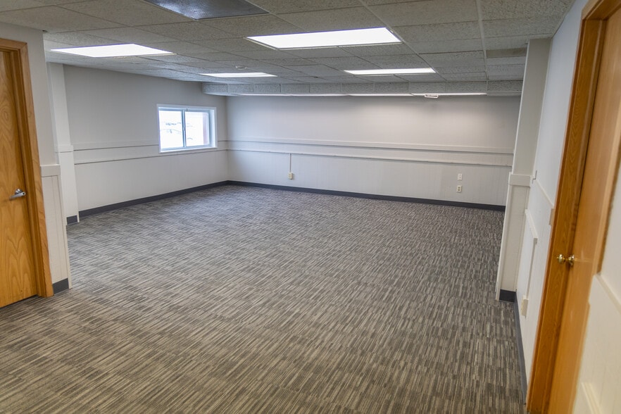 1405 Lake Lansing Rd, Lansing, MI for lease - Building Photo - Image 2 of 16