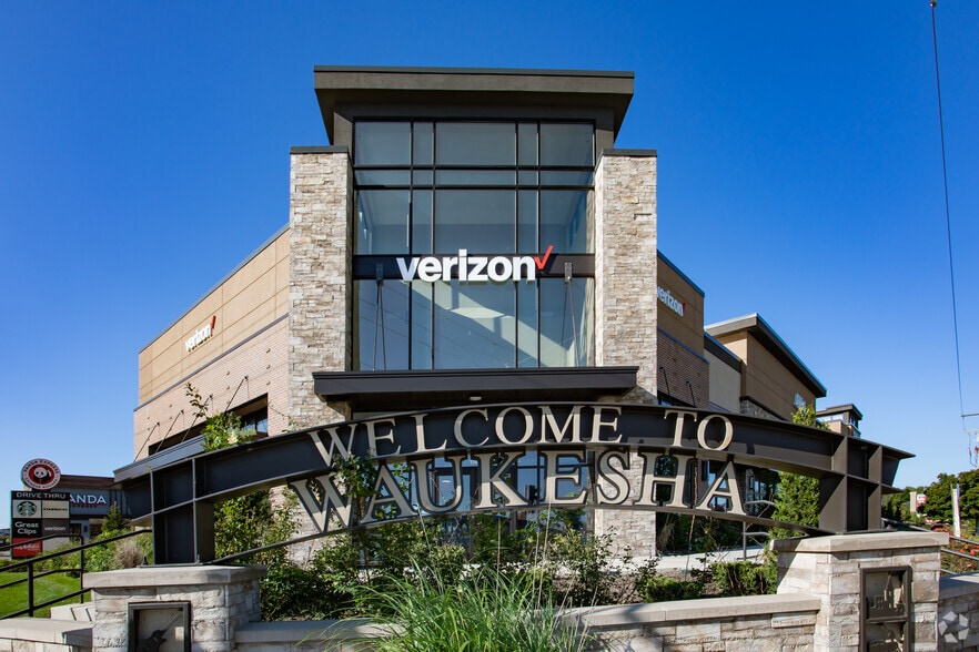 2720 N Grandview Blvd, Waukesha, WI for lease - Building Photo - Image 3 of 7