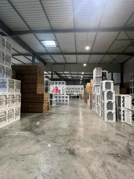 Flex in Vézénobres for lease - Interior Photo - Image 1 of 3