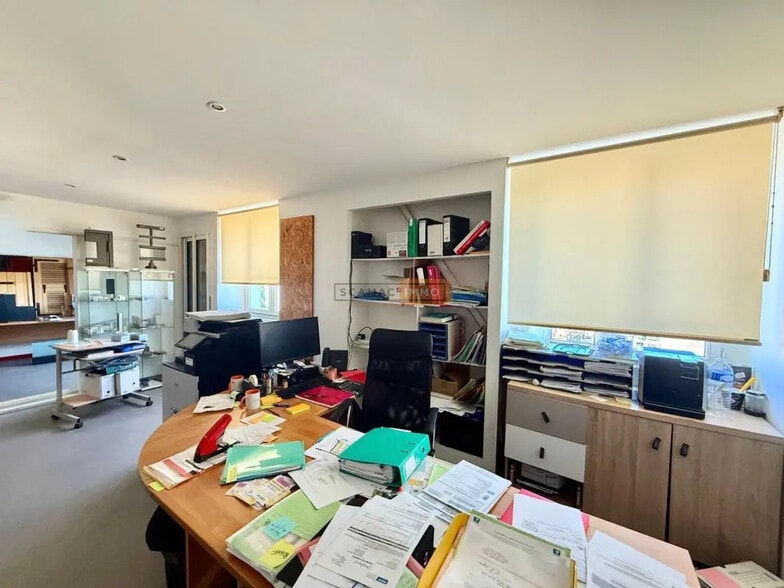 Office in Le Muy for lease - Interior Photo - Image 2 of 5