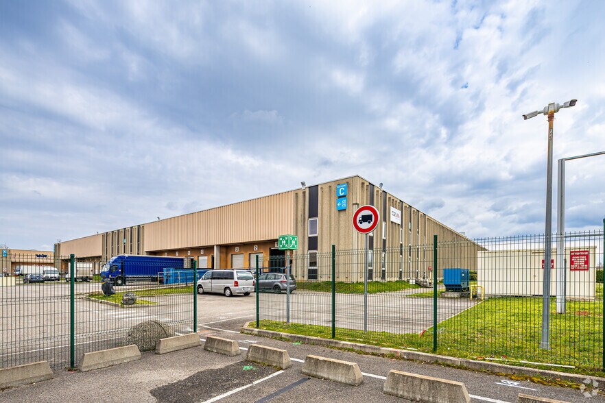 Flex in Corbas for lease - Building Photo - Image 2 of 2