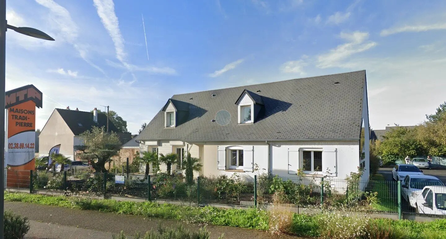 Retail in Orléans for lease Building Photo- Image 1 of 2