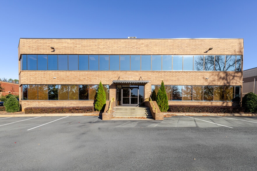 1960 Crossbeam Dr, Charlotte, NC for sale - Building Photo - Image 2 of 17