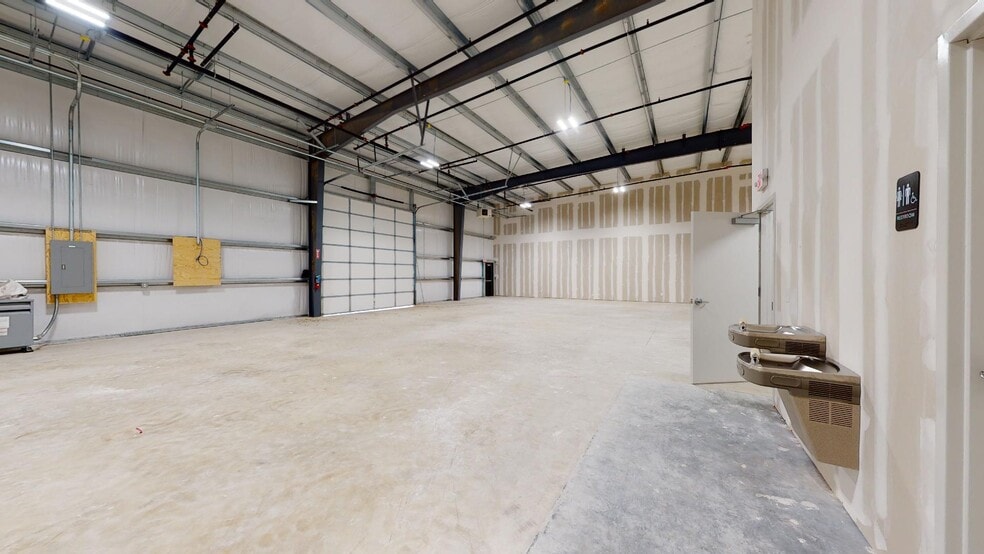 1501 Leander Dr, Leander, TX for lease - Interior Photo - Image 2 of 24