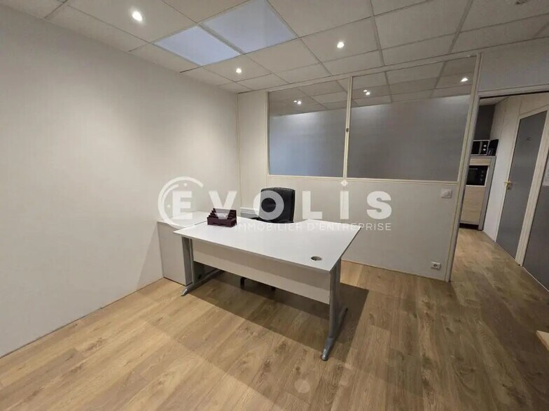 Office in Nozay for lease - Interior Photo - Image 3 of 8