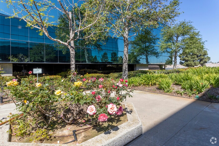 7675 Dagget St, San Diego, CA for lease - Building Photo - Image 3 of 9