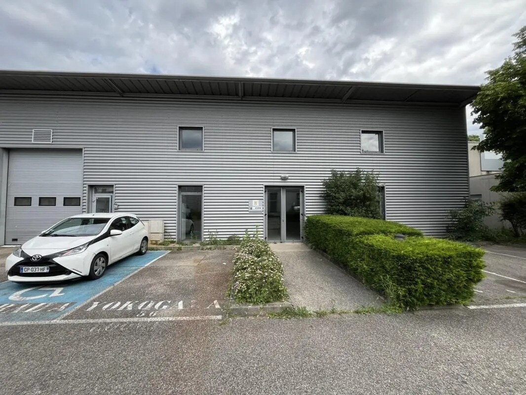 Flex in Lyon for lease Building Photo- Image 1 of 13