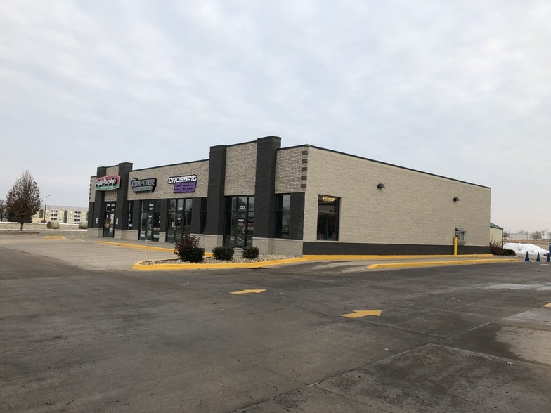 3203-3209 Devils Glen Rd, Bettendorf, IA for lease - Building Photo - Image 1 of 2