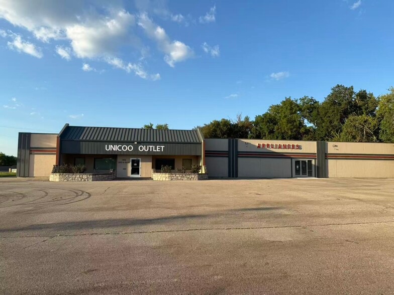 7410 Sni-A-Bar Rd, Kansas City, MO for sale - Building Photo - Image 1 of 42