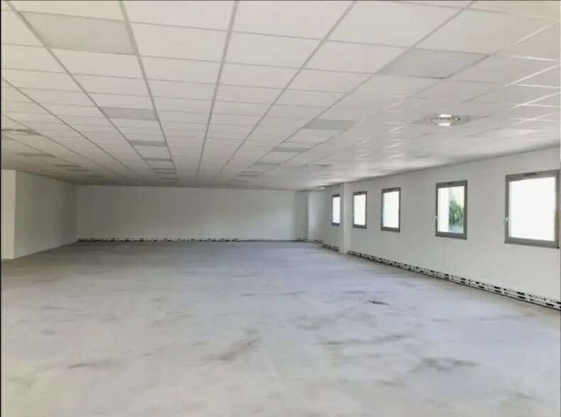 Office in Saint-Priest for lease - Interior Photo - Image 3 of 11