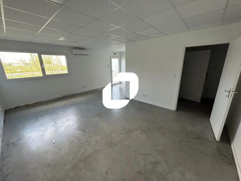 Office in Combs-la-Ville for lease - Interior Photo - Image 2 of 14