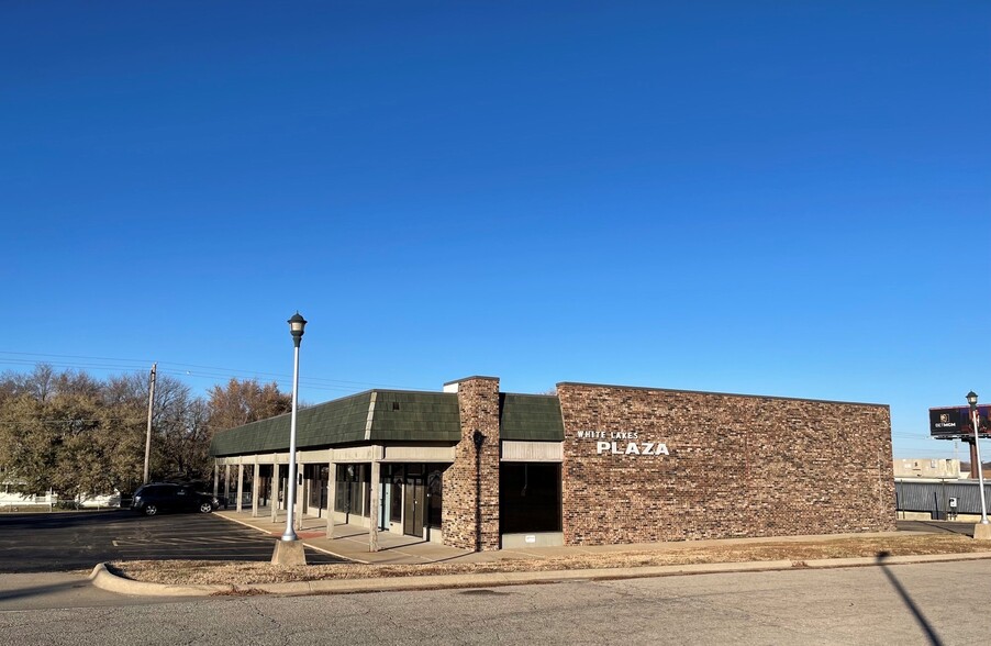 911 SW 37th St, Topeka, KS for lease - Building Photo - Image 2 of 6