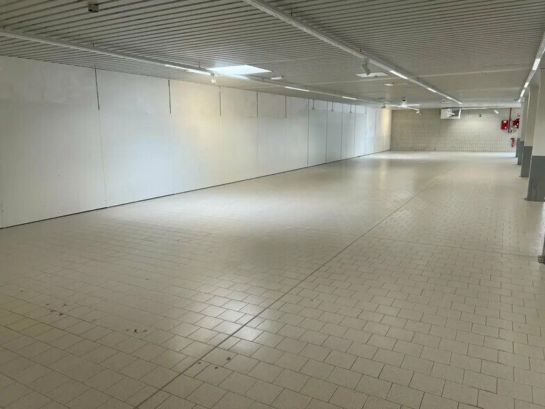 Retail in Saint-Martin-de-Crau for lease - Building Photo - Image 2 of 7