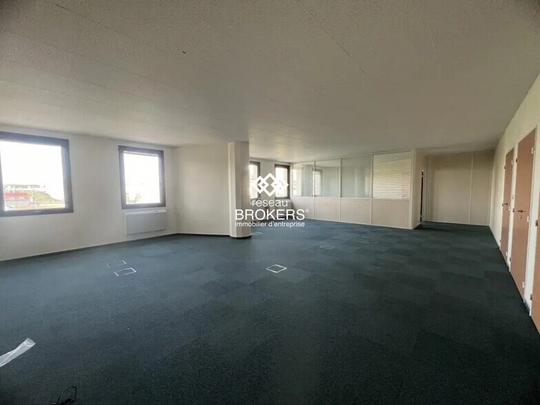 Office in Saclay for lease - Interior Photo - Image 1 of 9