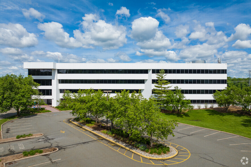 101 Eisenhower Pky, Roseland, NJ for lease - Building Photo - Image 2 of 6