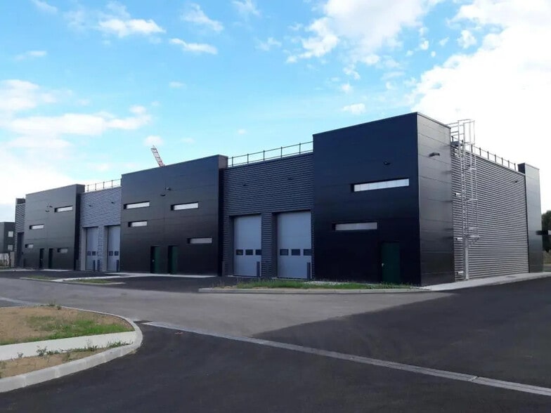 Flex in Le Havre for lease - Building Photo - Image 1 of 5