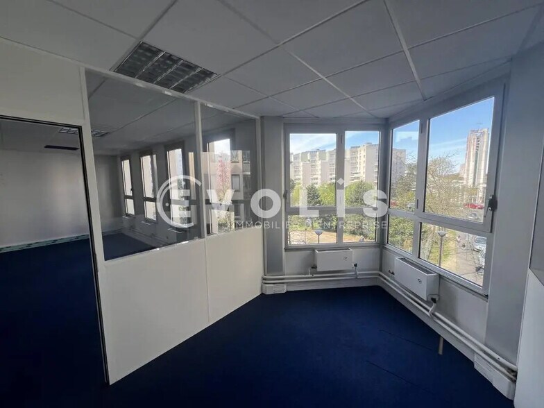 Office in Noisy-le-Grand for lease - Interior Photo - Image 3 of 8