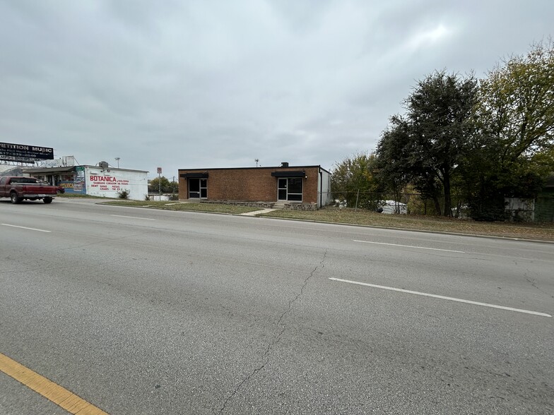 3120-3122 E Lancaster Ave, Fort Worth, TX for lease - Building Photo - Image 3 of 19