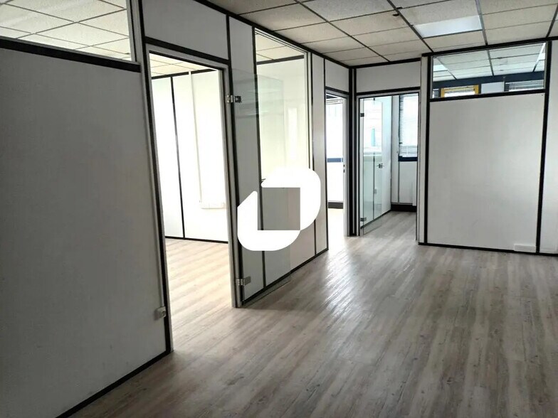 Office in VILLENEUVE-D'ASCQ for lease - Interior Photo - Image 1 of 6