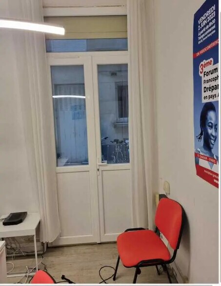 Retail in Paris for lease - Interior Photo - Image 2 of 6