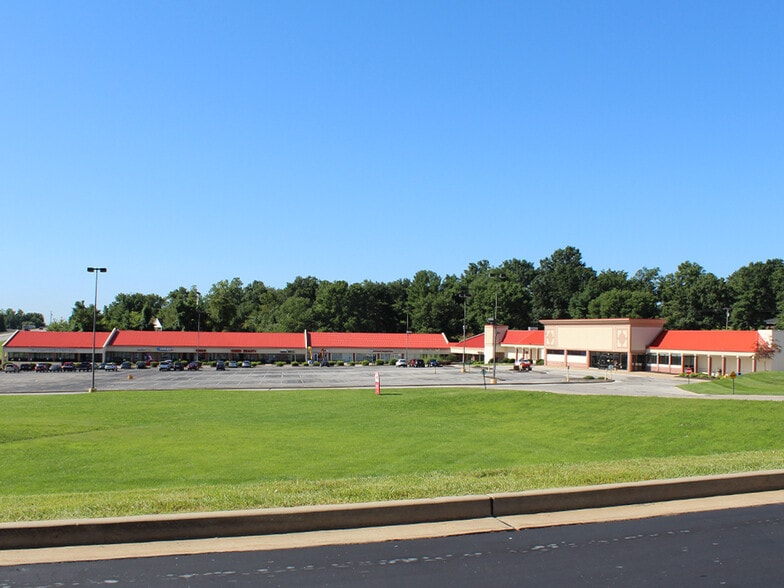 196 Mayfair Plaza Shopping Ctr, Florissant, MO for lease - Building Photo - Image 1 of 1