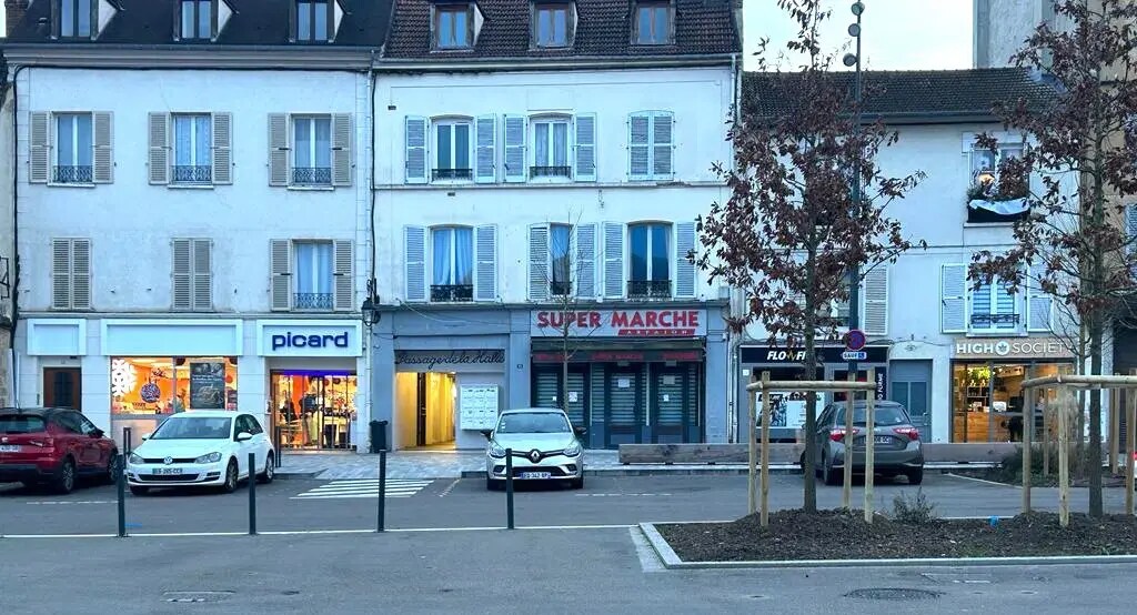 10 Place Du Marche, Arpajon for lease Primary Photo- Image 1 of 2