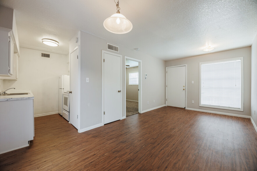 2200 Avenue L, Bay City, TX for sale - Interior Photo - Image 3 of 15