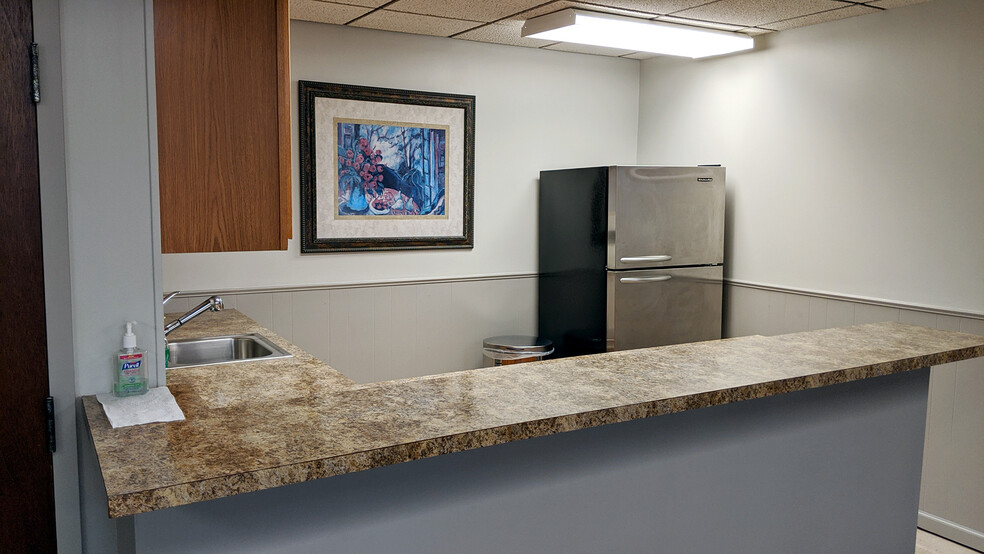 400 N Woodlawn St, Wichita, KS for lease - Interior Photo - Image 2 of 8