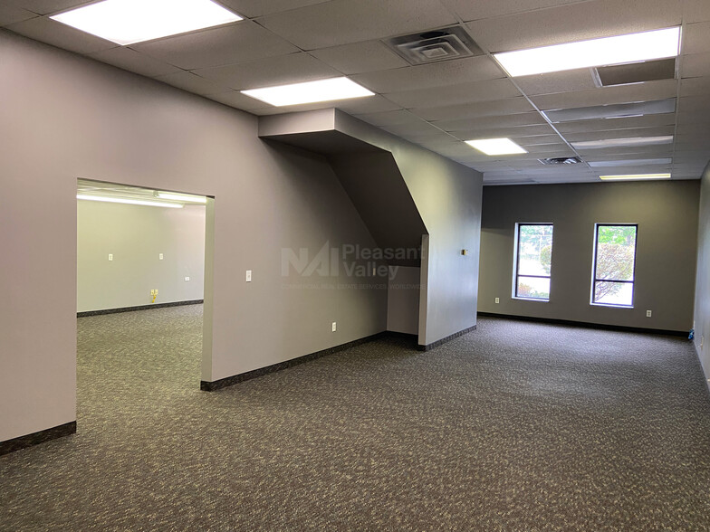 2057 E Aurora Rd, Twinsburg, OH for lease - Interior Photo - Image 3 of 7