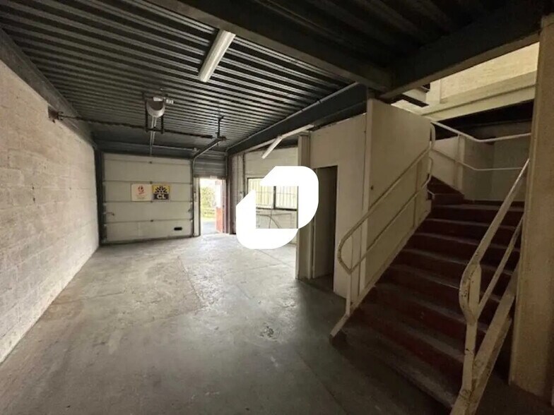 Flex in Eaubonne for lease - Interior Photo - Image 1 of 11