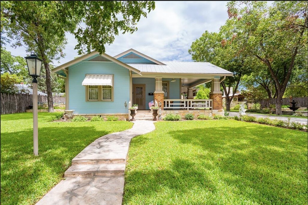 112 E Travis St, Fredericksburg, TX for sale Primary Photo- Image 1 of 1