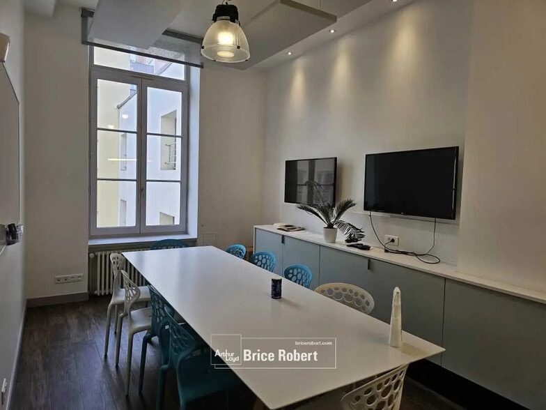 Office in Lyon for lease - Interior Photo - Image 2 of 6